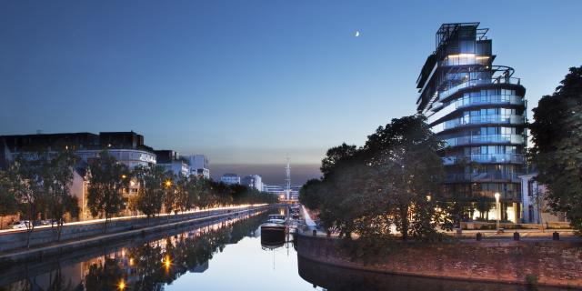 Rennes - Nuit sur le canal, la Mabilais et l'immeuble Jean Nouvel