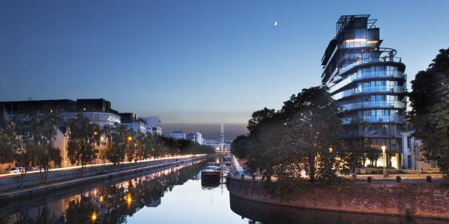 Rennes - Nuit sur le canal, la Mabilais et l'immeuble Jean Nouvel