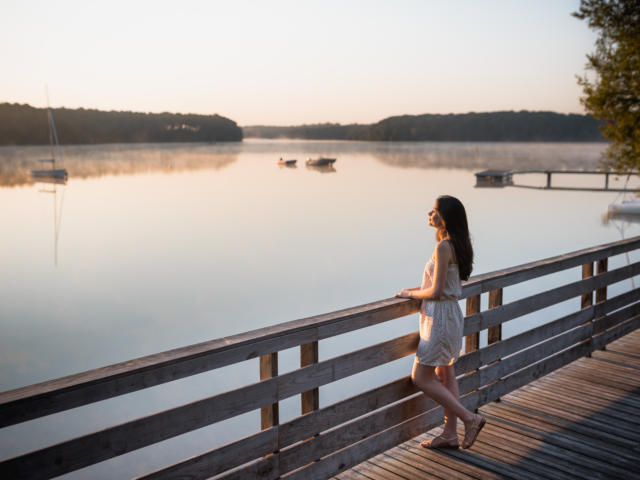 Une jeune femme au lever du soleil sur le lac de Trémelin