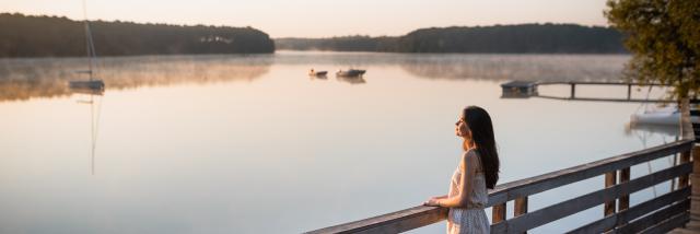 Une jeune femme au lever du soleil sur le lac de Trémelin