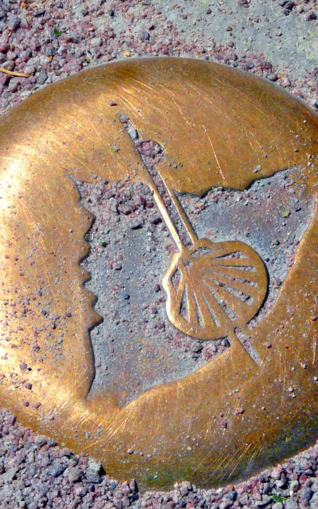 Symbole des chemins de Saint-Jacques de Compostelle a partir du Mont-Saint-Michel.Ville d'Art et d'Histoire