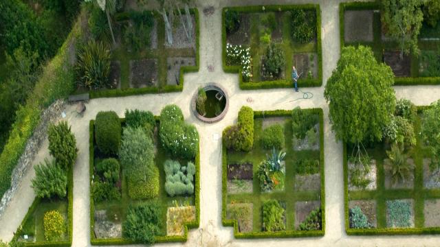 5-plougastel-daoulas-abbaye-jardin-simples-c-le--mouillour.jpg