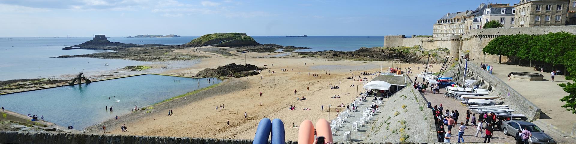Saint-Malo - Sieste sur les remparts avec une vue imprenable sur le Grand Bé et le Petit Bé