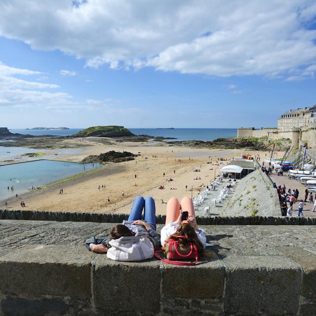 saint-malo-pause-sur-les-remparts-yannick-le-gal.jpg