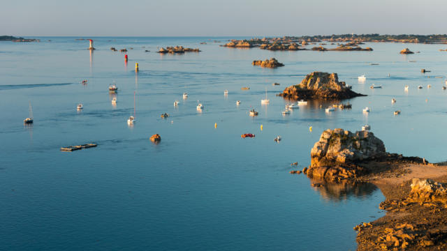 Vue sur l'estuaire du Trieuc et nombreux rochers et ilots du littoral découpé de l'ile de Brehat.