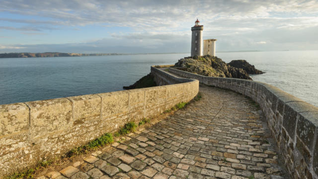 Le phare de la pointe du Petit Minou et la rade de Brest