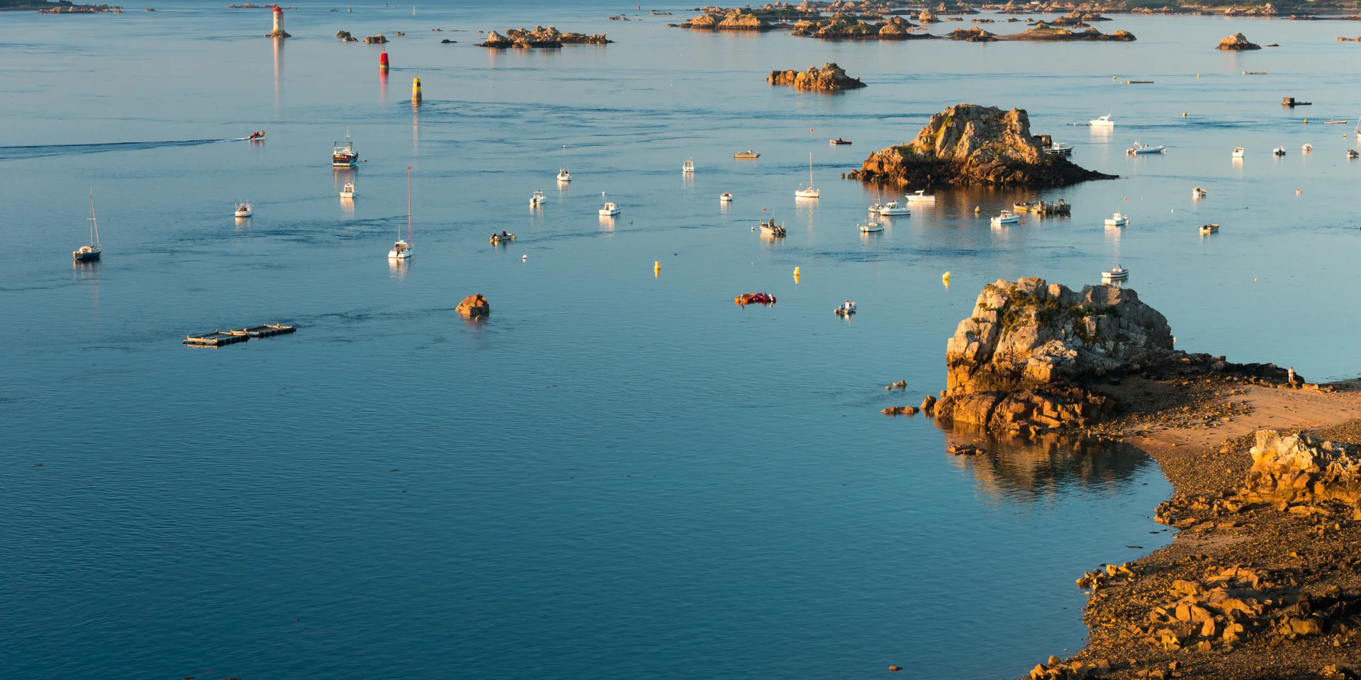 Vue sur l'estuaire du Trieuc et nombreux rochers et ilots du littoral découpé de l'ile de Brehat.
