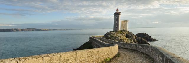 Le phare de la pointe du Petit Minou et la rade de Brest