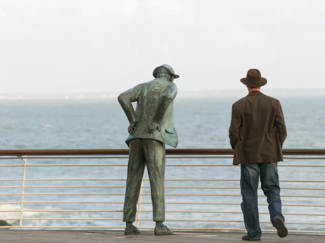 La statue de bronze de Monsieur Hulot du sculpteur Emmanuel Debarre qui surplombe la plage de de Monsieur Hulot à Saint-Marc-sur-Mer.
