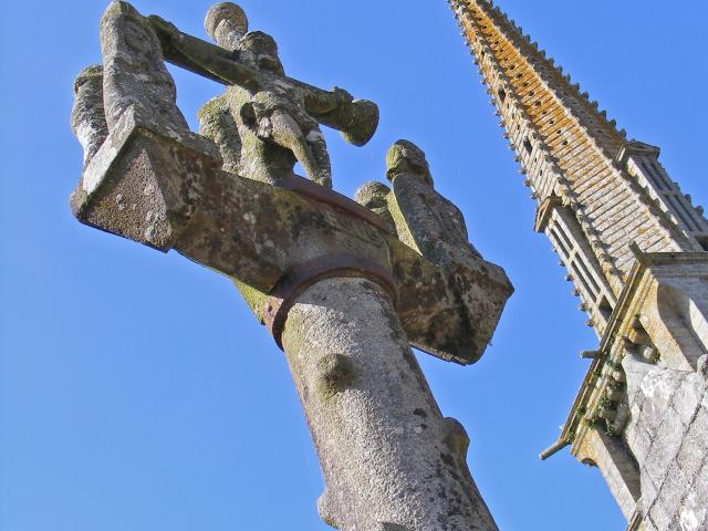 Vue en gros plan sur la croix du calvaire de Pouneour-Menez.