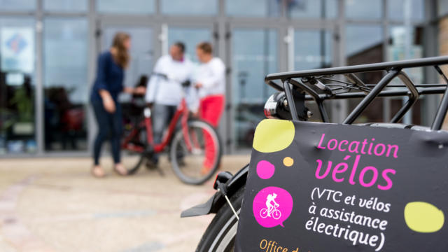 Location de vélos à assistance électrique à l'office de tourisme d'Erquy