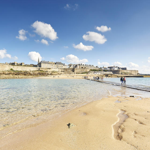 Traversée à pied du passage entre l'île du Grand Bé et Saint-Malo Intramuros