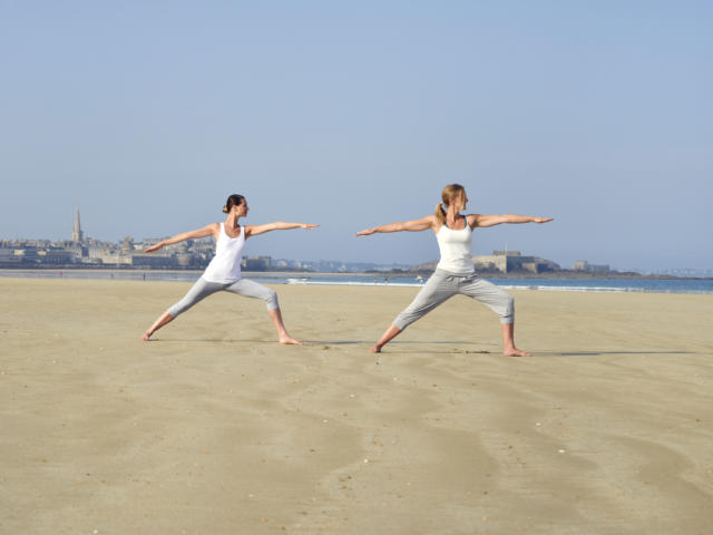 Séance de yoga sur la plage - Les Thermes Marins de Saint-Malo