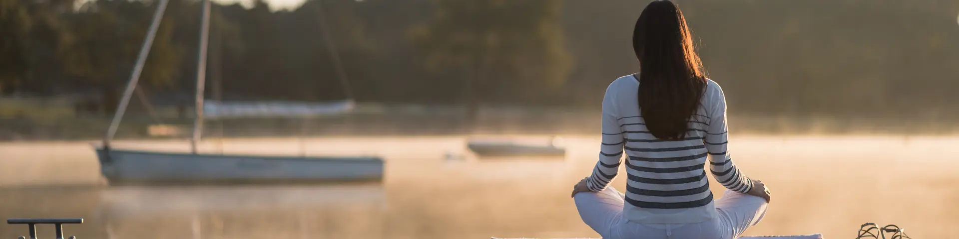 Une jeune femme au lever du soleil sur le lac de Trémelin