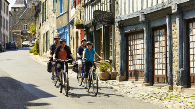 A vélo en famille dans les cités bretonnes