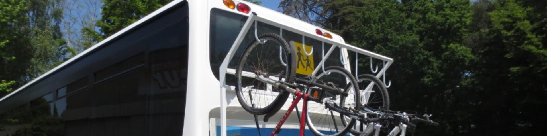 Car avec rack à vélo dans le Finistère
