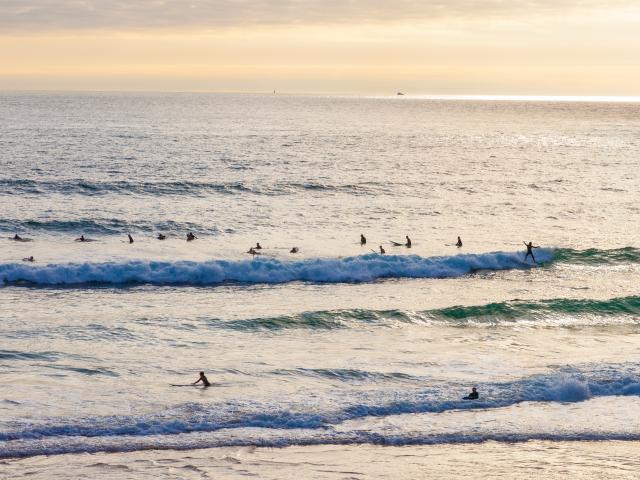 Surfeurs sur la plage du Minou - Locmaria-Plouzané - près de Brest