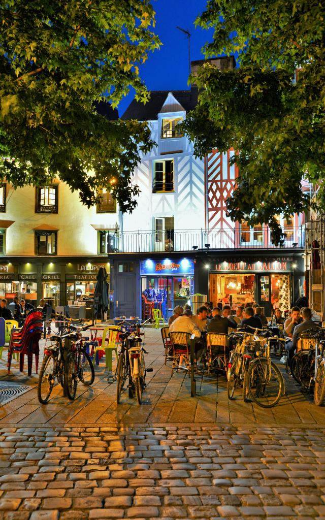 Rennes - Place Rallier-du-Baty - terrasse en soirée