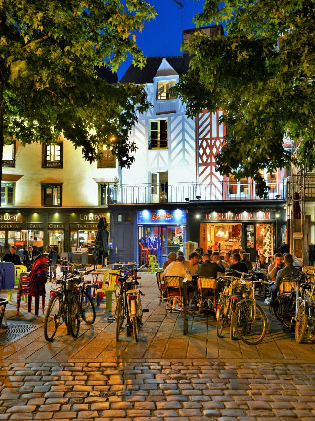 Rennes - Place Rallier-du-Baty - terrasse en soirée