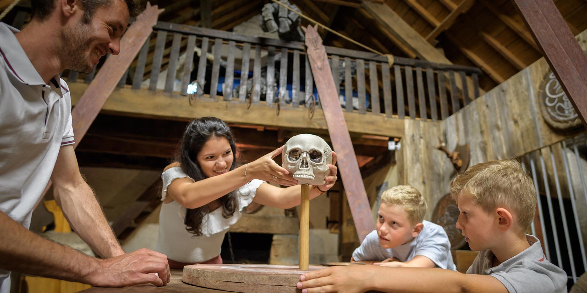 Famille jouant a l'Escape Game de Lizio