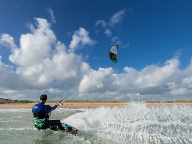 Erdeven, le kitsurfeur Etienne Lhote sur la plage de Kerhillio