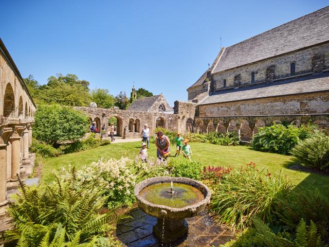 Daoulas - cloître et jardins de l'abbaye