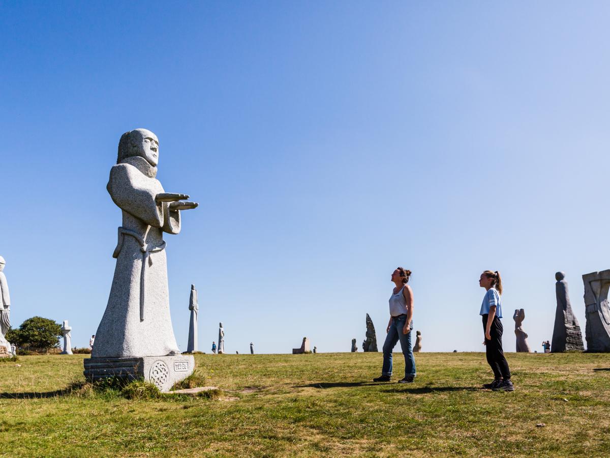 La Vallée des Saints Tourisme Bretagne