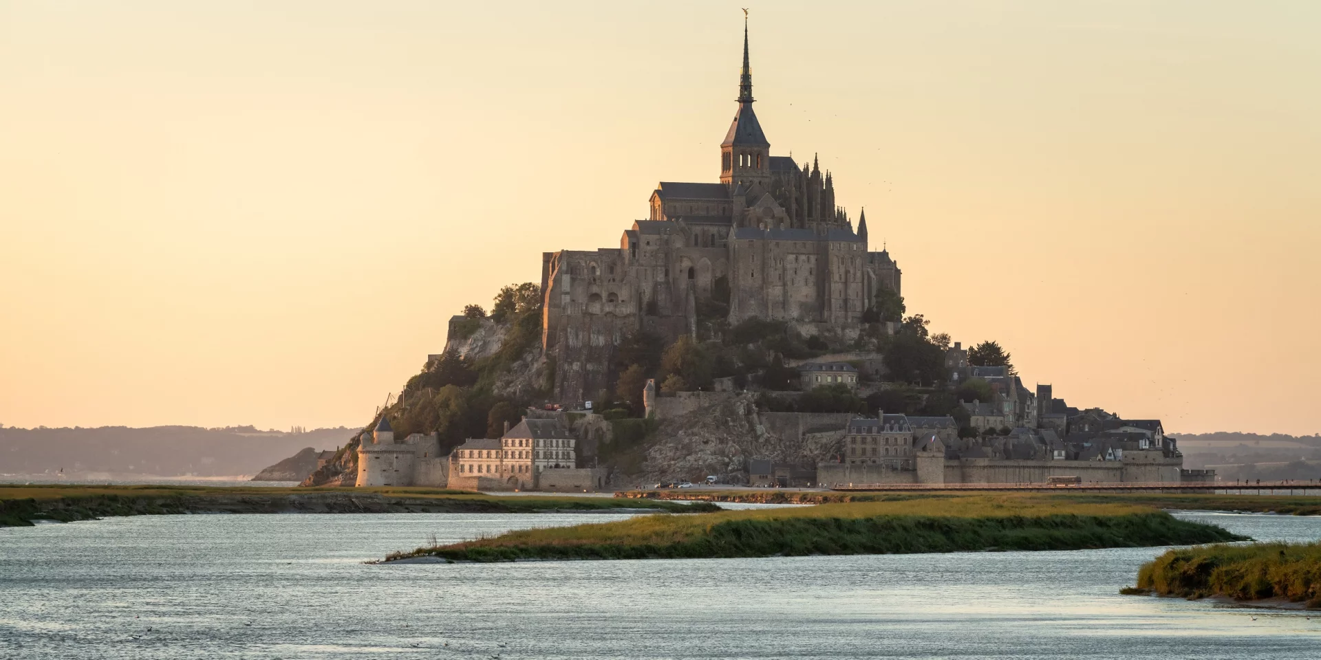 Vue sur le Mont-Saint-Michel en fin de journée au coucher du soleil
