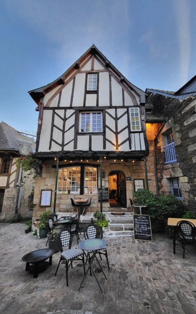 Maison-cachee_Rochefort-en-terre.jpg