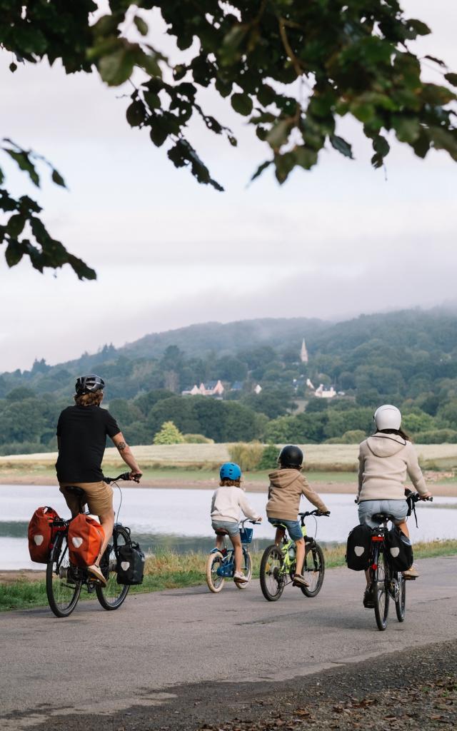 Mûr-de-Bretagne - A vélo en famille G.mignard