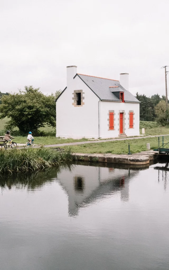 Saint- Caradec A vélo, en vue de la maison éclusière