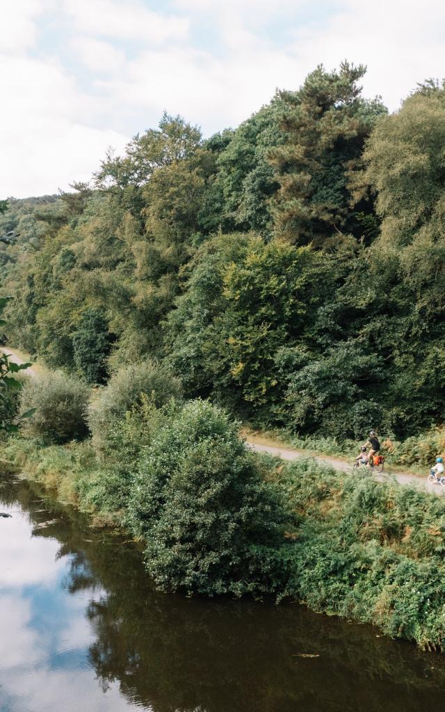 Bains-sur-Oust_Balade_canal_Nantes_a_Brest_famille.jpg