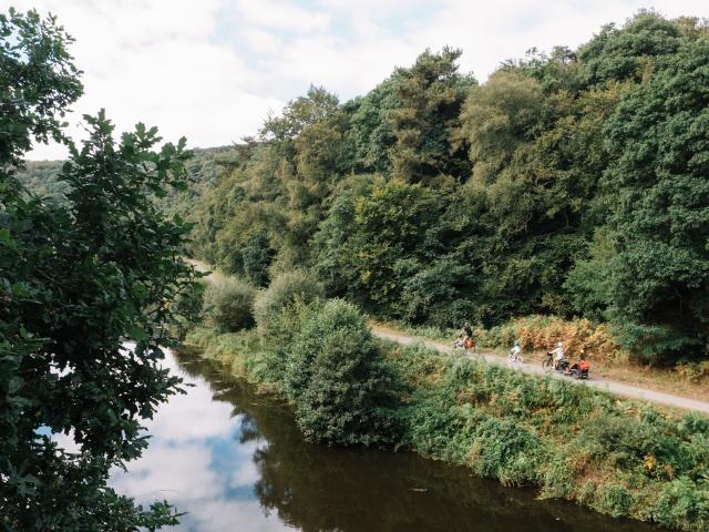 Bains-sur-Oust_Balade_canal_Nantes_a_Brest_famille.jpg