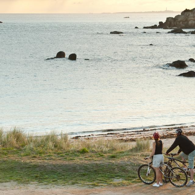 France, Finistère (29), Cleder, couple à vélo le long du littoral de Bretagne