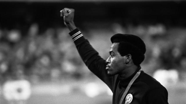Raymond Depardon - Un athlète afro-américain lève le poing en symbole de la lutte contre la discrimination raciale aux États-Unis - Mexico 1968