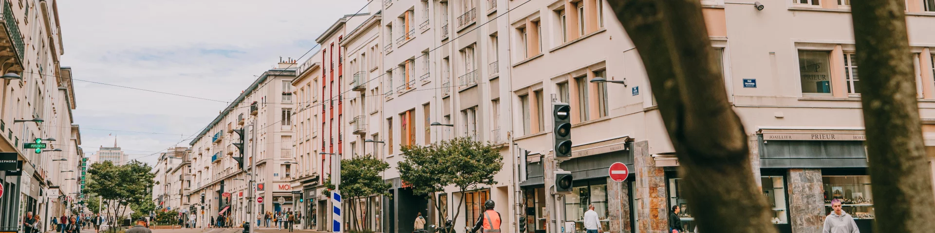 Brest - Rue de Siam - Rails de metro - Immeuble - Centre-ville - Boutique