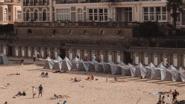 Dinard - Promenade Pablo Picasso - Hôtel Le Royal Emeraude - Cabine de plage - Plage de l'Ecluse