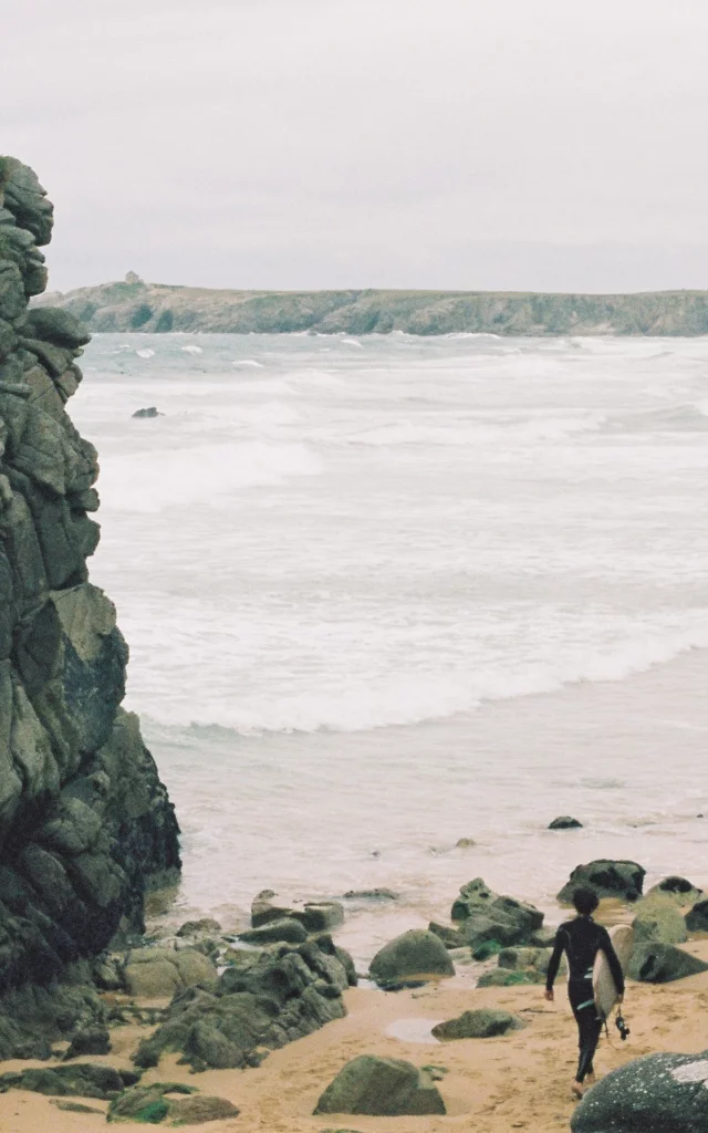 Presqu'île de Quiberon - Côte sauvage - Surfeur