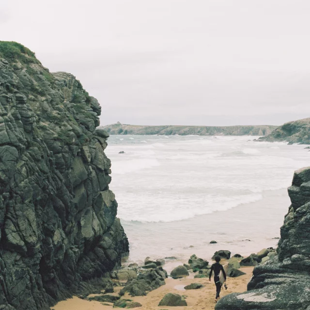 Presqu'ile de Quiberon - Cote sauvage - Surfeur