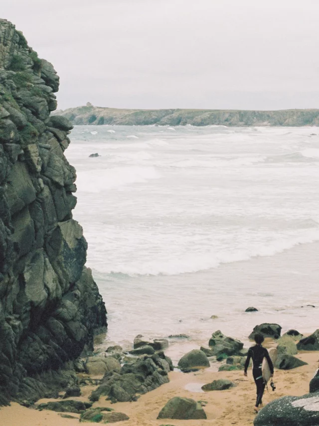 Presqu'ile de Quiberon - Cote sauvage - Surfeur
