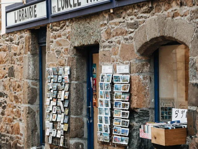 Paimpol - Librairie d'occasion de l'Oncle Paul - Vitrine