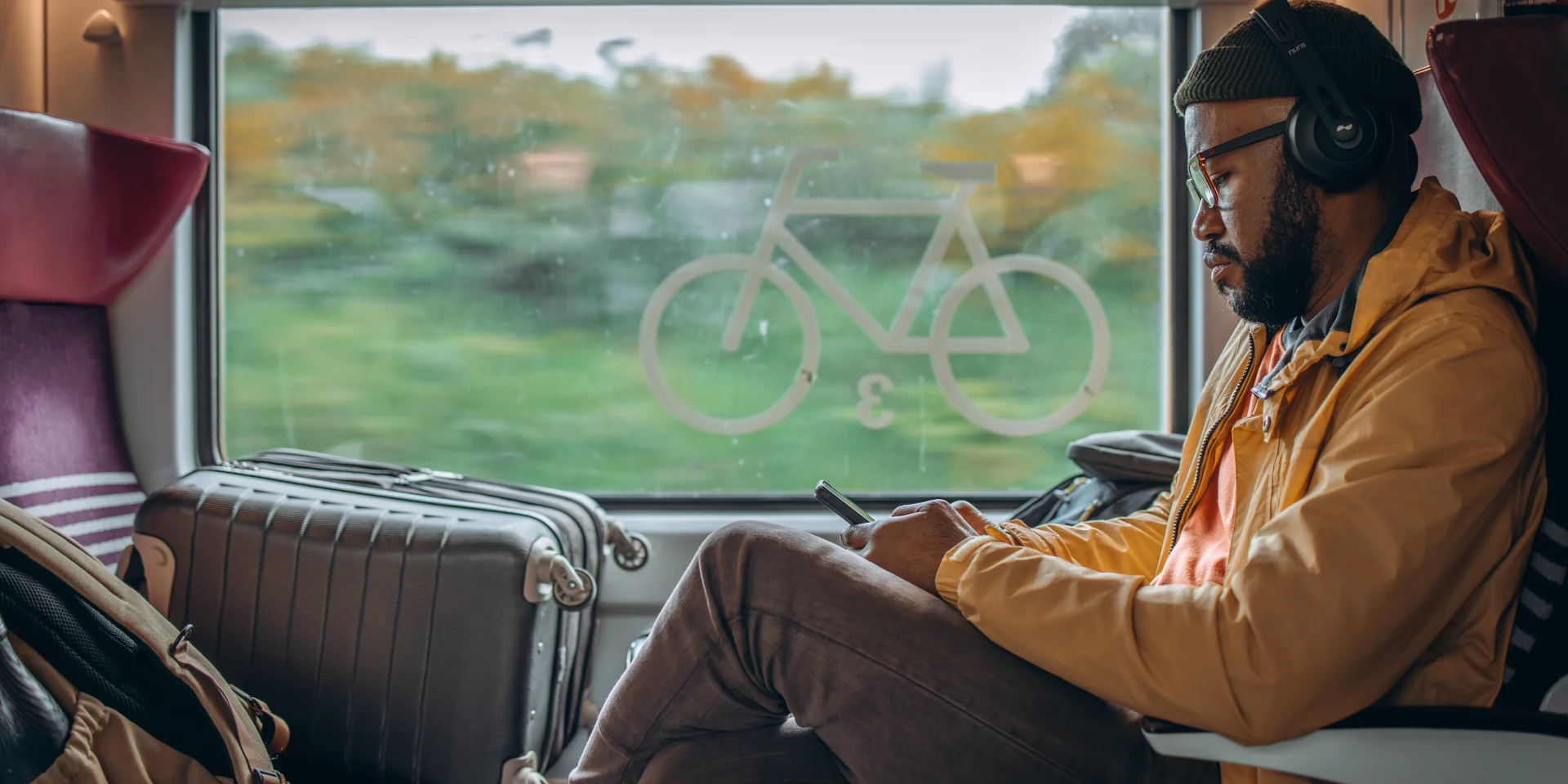 Rennes - Homme consultant son telephone dans le train