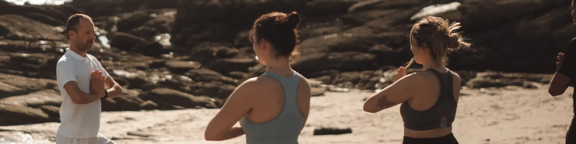 Séance de yoga en bord de mer, Thalassothérapie Quiberon