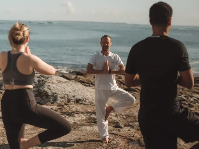 Séance de yoga en bord de mer, Thalassothérapie Quiberon