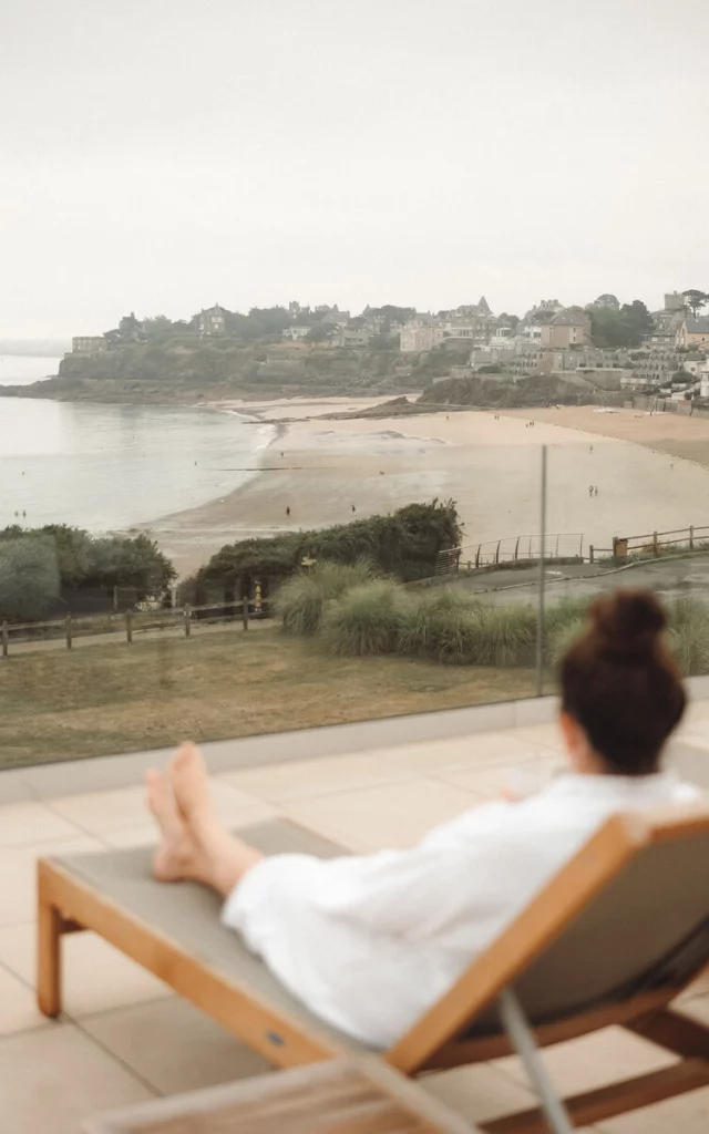 Dinard - Emeria Dinard Hotel Thalasso Et Spa - Plage Saint-Enogat - Chaise longue - Transat - Peignoir - Terrasse