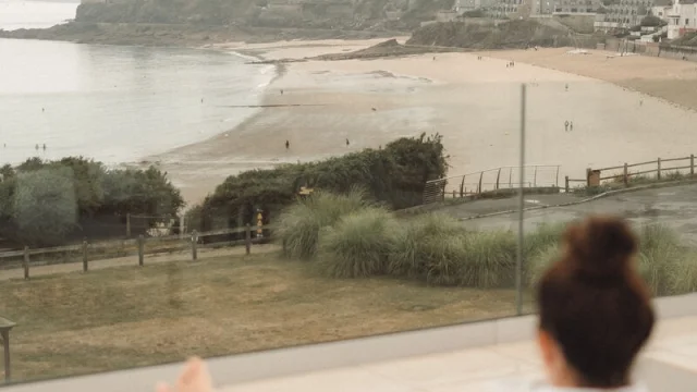 Dinard - Emeria Dinard Hôtel Thalasso & Spa - Plage Saint-Enogat - Chaise longue - Transat - Peignoir - Terrasse