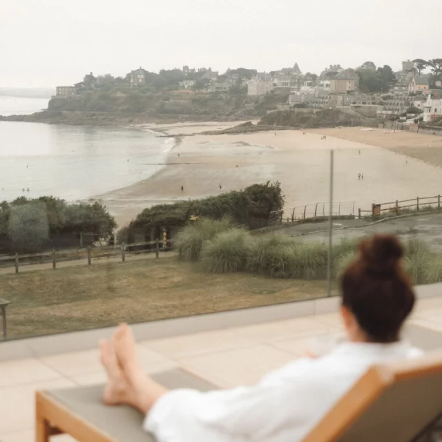 Dinard - Emeria Dinard Hôtel Thalasso & Spa - Plage Saint-Enogat - Chaise longue - Transat - Peignoir - Terrasse