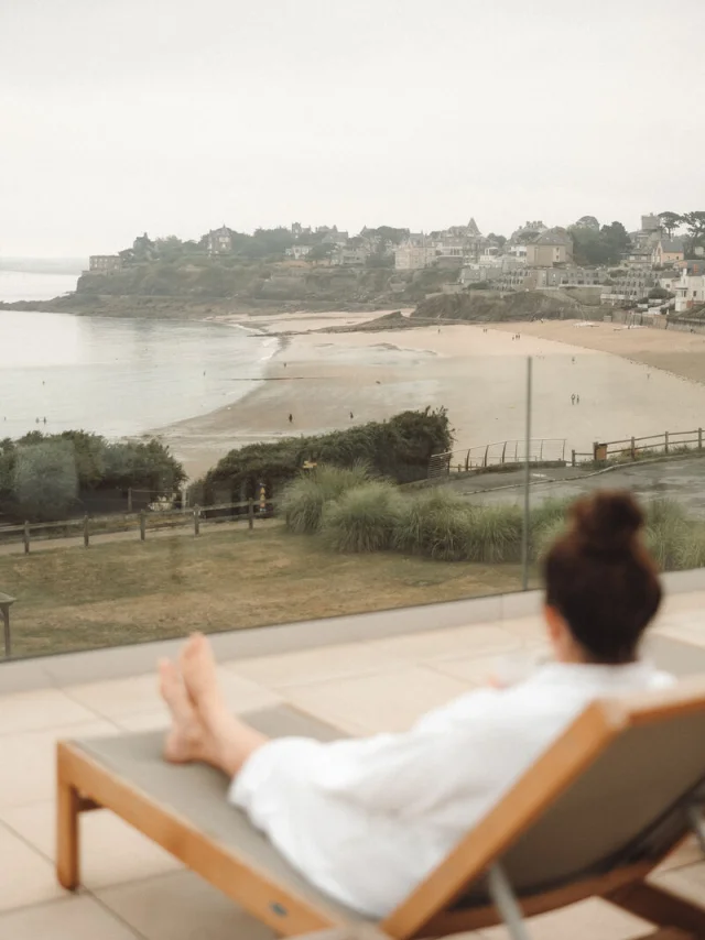Dinard - Emeria Dinard Hôtel Thalasso & Spa - Plage Saint-Enogat - Chaise longue - Transat - Peignoir - Terrasse