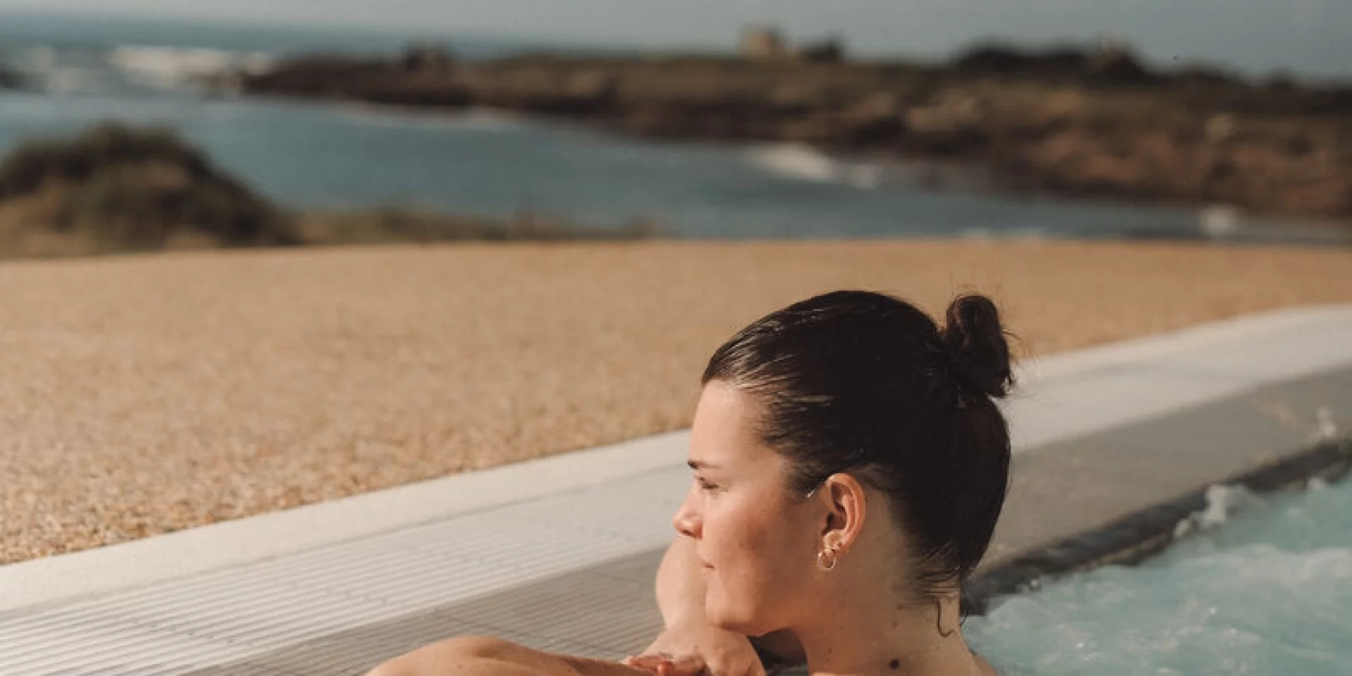 Détente au bord du bassin extérieur de la Thalassothérapie Quiberon
