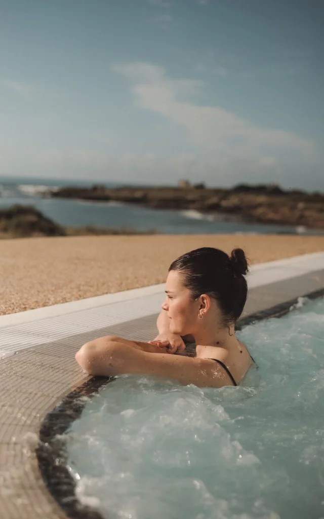 Détente au bord du bassin extérieur de la Thalassothérapie Quiberon